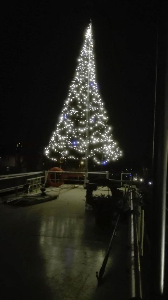 Grote kerstboom aan dek